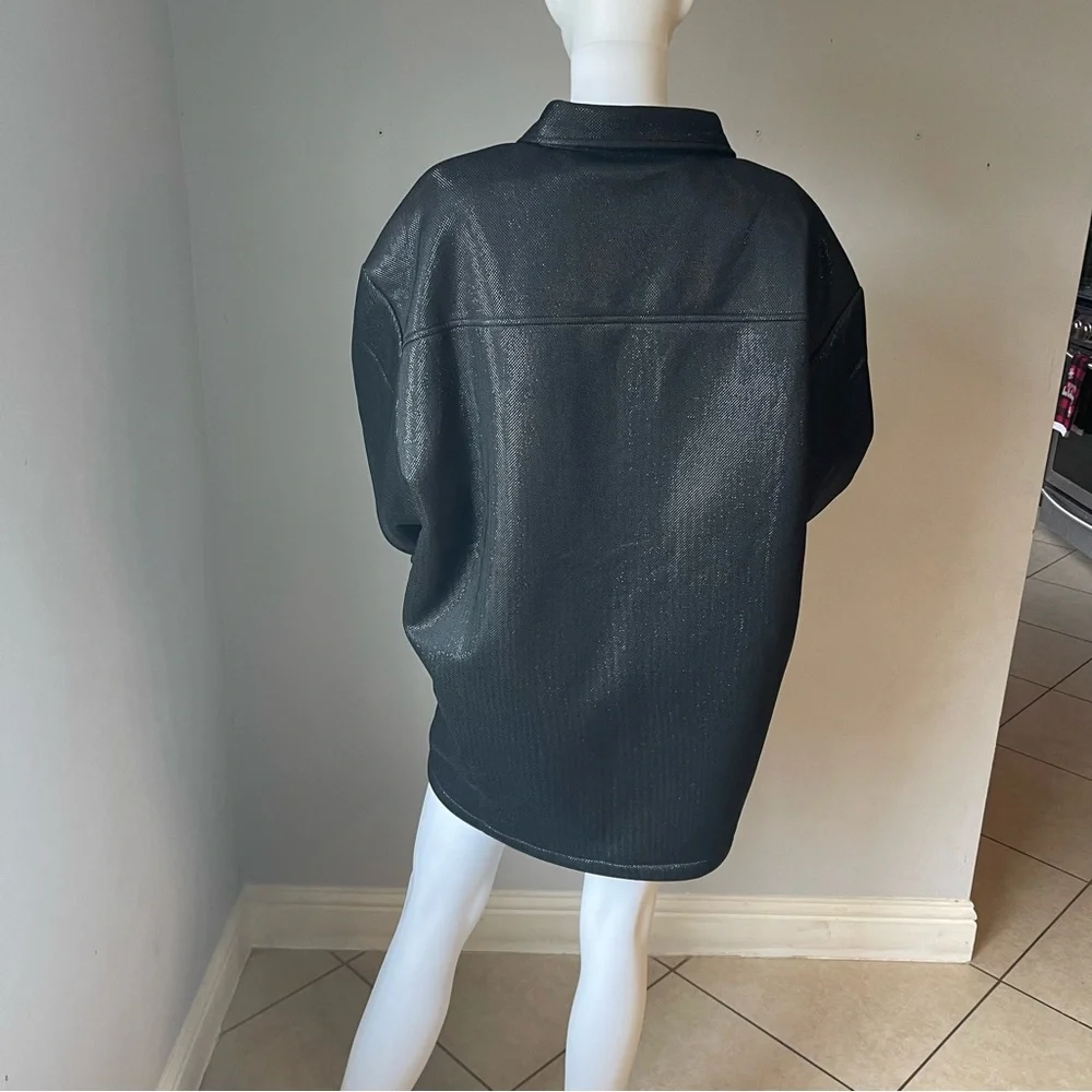 Black Metallic Snap-Button Shacket
Size xxl
For Men 
New
Brand is Forever 21 - Picture 8 of 11